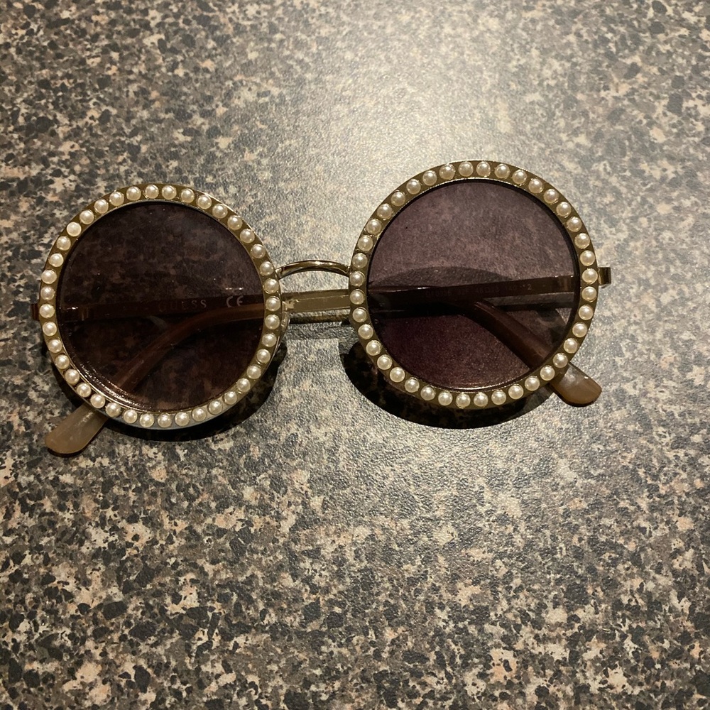 SOLD. Guess round frame sunglasses